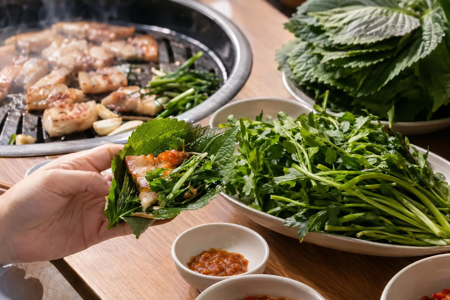 삼겹살과 함께 즐기는 미나리, 풍부한 칼륨과 향을 더한다.