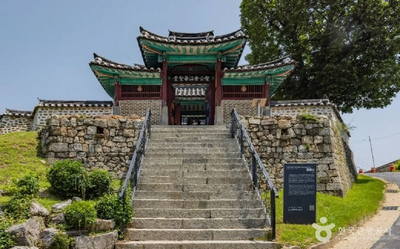 궁궐 도편수가 지은 한옥 양식의 강화성당 대문. 한국관광공사 홈페이지