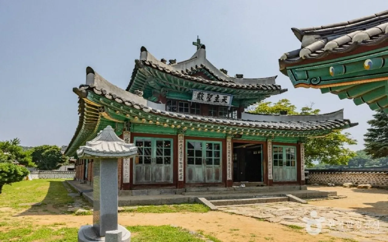 전통 한옥 양식의 강화성당 전경. 한국관광공사 홈페이지