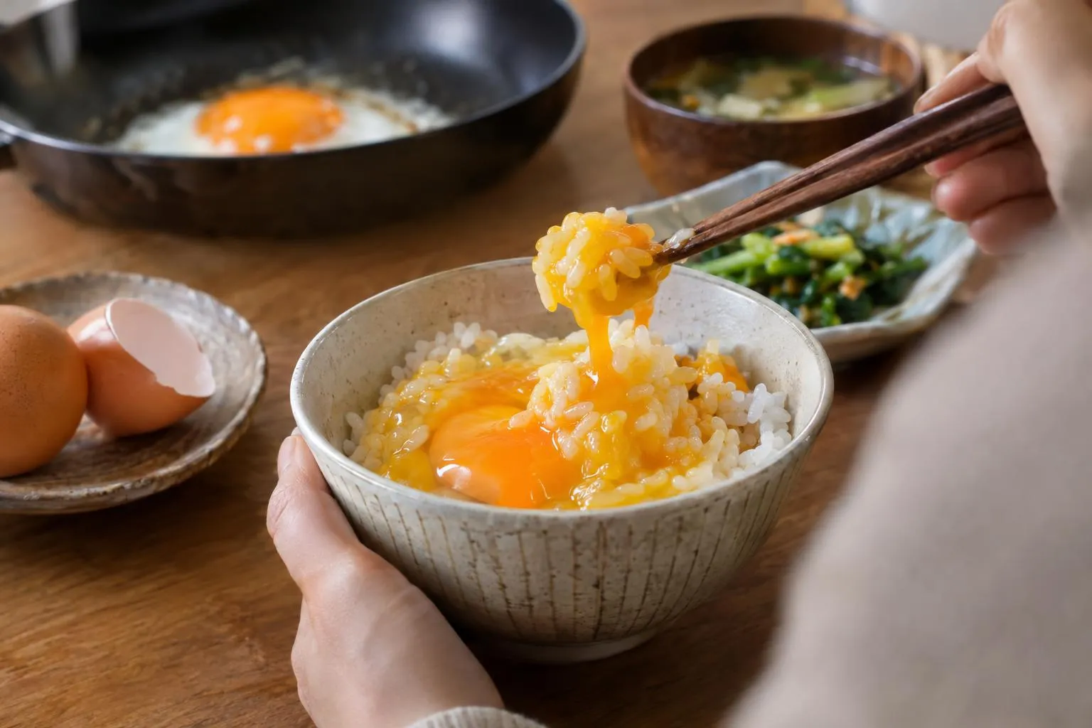 반숙 계란 섭취 시 살모넬라균 감염 위험이 존재한다.