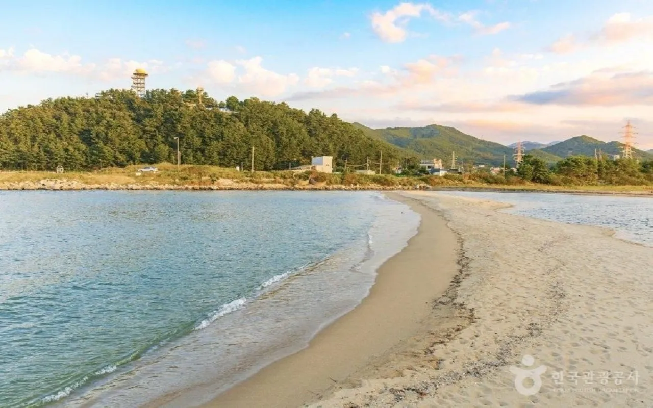 모래사장과 어우러진 염전해변 풍경. 한국관광공사 홈페이지