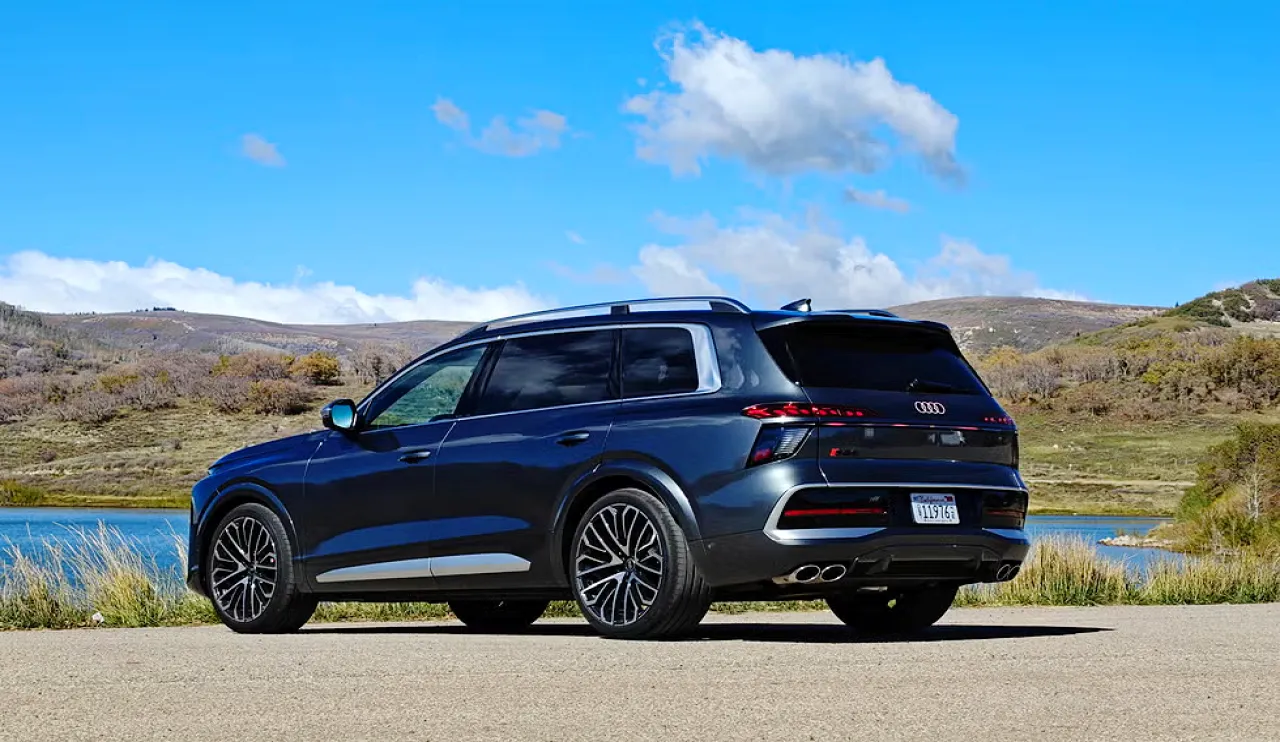 < 아우디 SQ9, 출처 : roadandtrack >