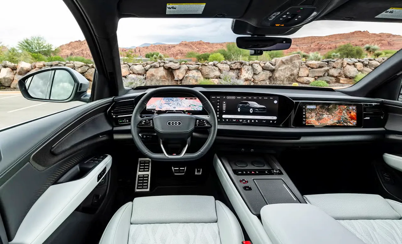 < 아우디 SQ9 실내, 출처 : roadandtrack >