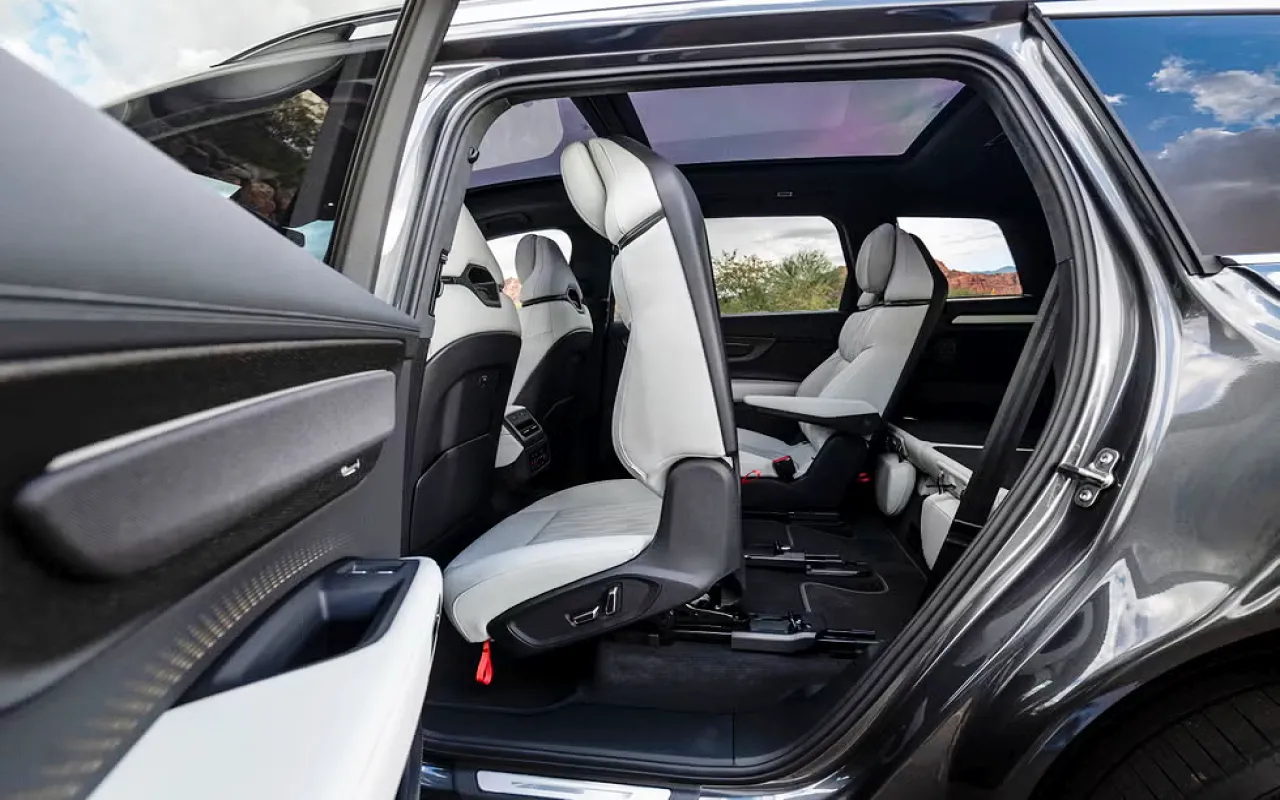 < 아우디 SQ9 실내, 출처 : roadandtrack >