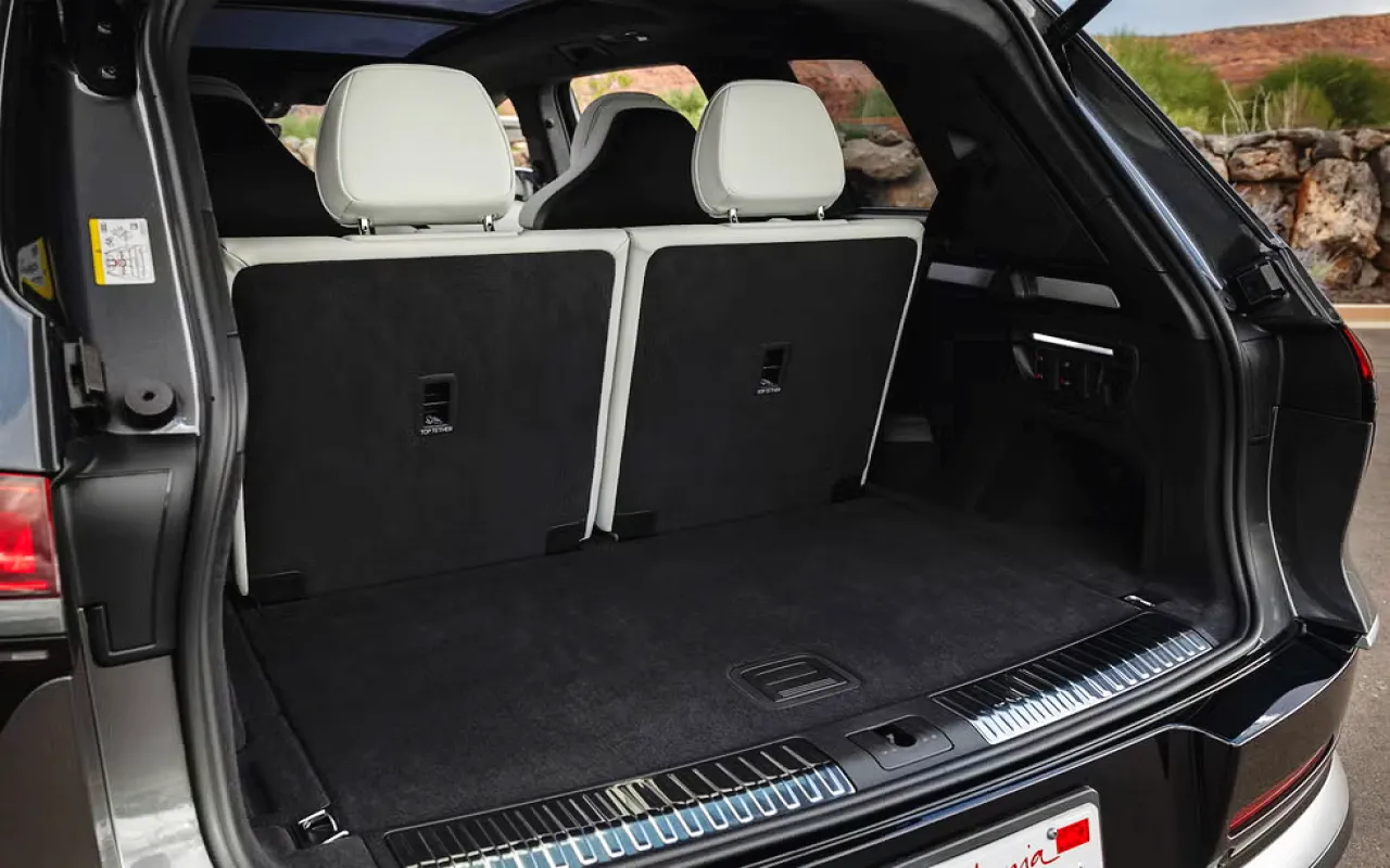 < 아우디 SQ9 실내, 출처 : roadandtrack >