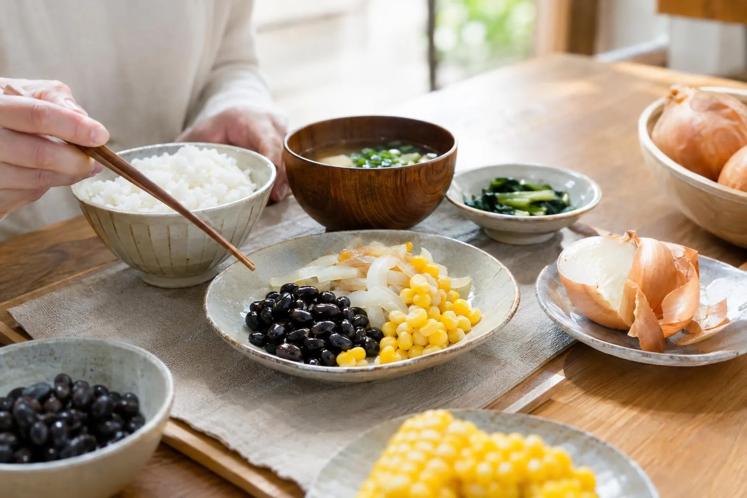 니코야 장수 식단에 포함된 검은콩, 양파, 옥수수 모습.