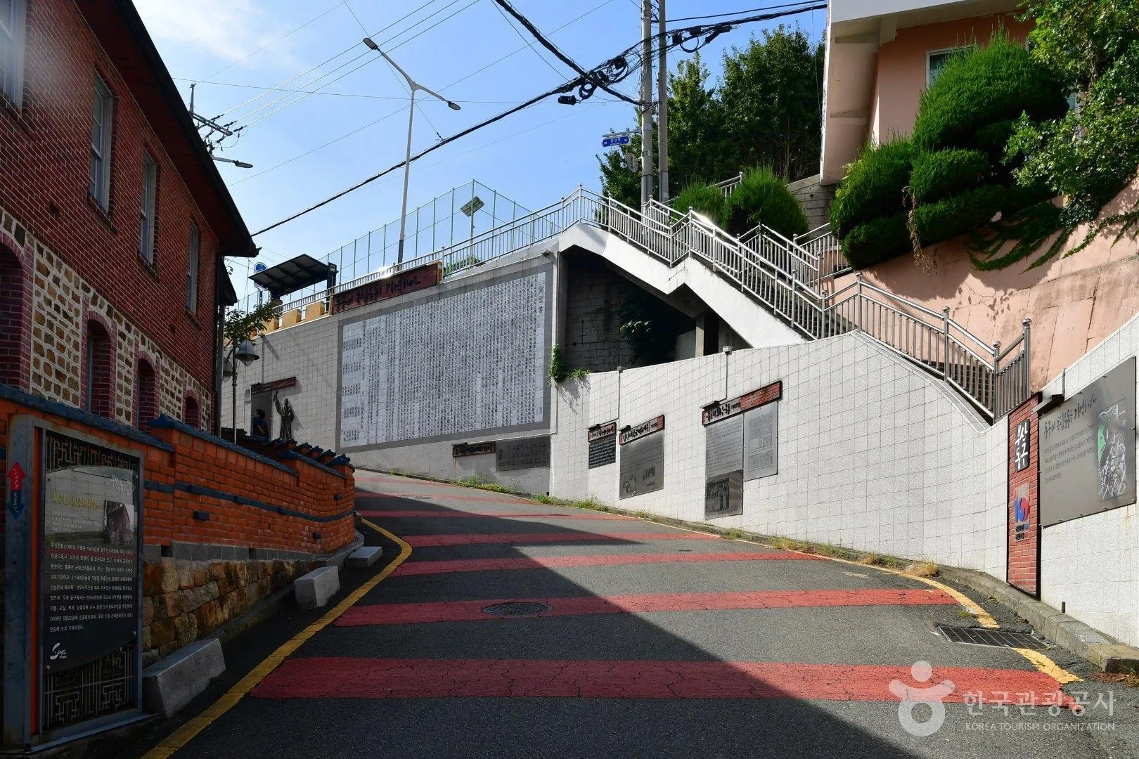 동구 독립운동 기념비 벽화가 자리한 일신여학교 경사로.<br>한국관광공사 홈페이지