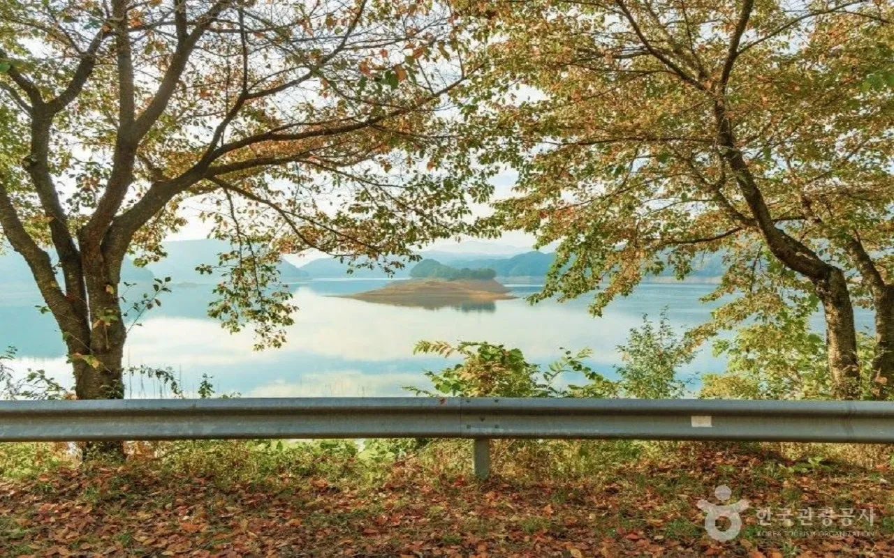 진안 용담호의 잔잔한 호숫가 풍경. 한국관광공사 홈페이지