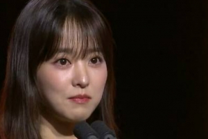 기사로 이동 - 박보영, 눈물의 여우주연상 “힘든 촬영 이겨내고 받은 상”[청룡시리즈어워즈]