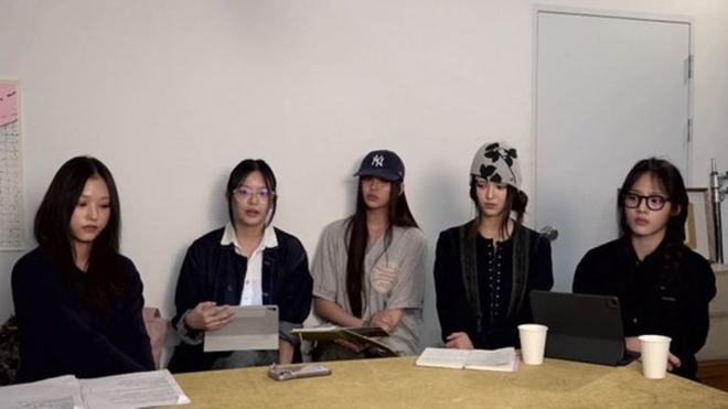 thumbnail - 뉴진스 활동 또다시 ‘제동’…법원 “독자활동 시 1인당 10억원 어도어에 배상해야”