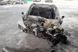 기사로 이동 - 시속 97km 충돌에 문 잠겨 3명 사망… 샤오미 SU7 ‘달리는 관’ 악몽 현실로