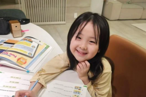 기사로 이동 - 하하♥별 딸 송이, 엄마 붕어빵 미소…숙제도 척척, 랜선 이모 삼촌 ‘심쿵’