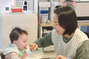 기사로 이동 - “오구 잘 먹어”…백아연, 여전한 동안 미모로 현실 육아 중