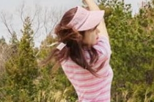 기사로 이동 - 박한별, 핑크빛 청순 미모에 여전히 날씬한 각선미 드러내....남편 논란 후 6년 만에 복귀