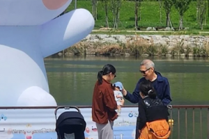 기사로 이동 - 김민희-홍상수, 신생아 아들과 함께한 따뜻한 외출 포착…‘세 식구’의 평온한 일상