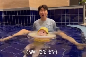 기사로 이동 - “수영 천재 탄생?”…박수홍 딸 재이, 첫 수영장에서 함박 미소