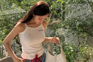 기사로 이동 - 효민, 흰티+청바지로 완성한 글래머 청순룩...“요즘 서울 ootd”