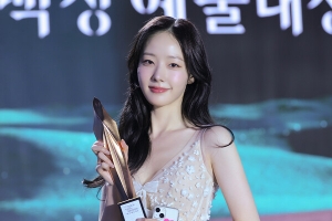기사로 이동 - 채원빈, ‘백상’ 신인상까지 품었다…신인상 6관왕의 위엄
