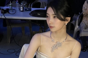 기사로 이동 - 수지, 백상예술대상 MC 10주년…블랙&화이트 드레스로 “백상의 여신 수지” 완성