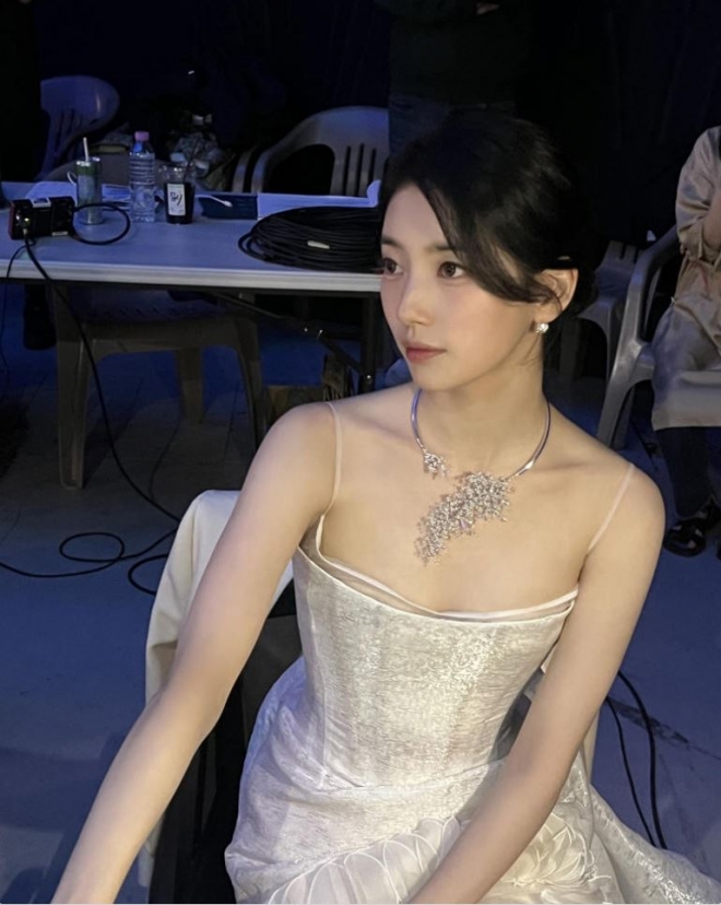 thumbnail - 수지, 백상예술대상 MC 10주년…블랙&화이트 드레스로 “백상의 여신 수지” 완성