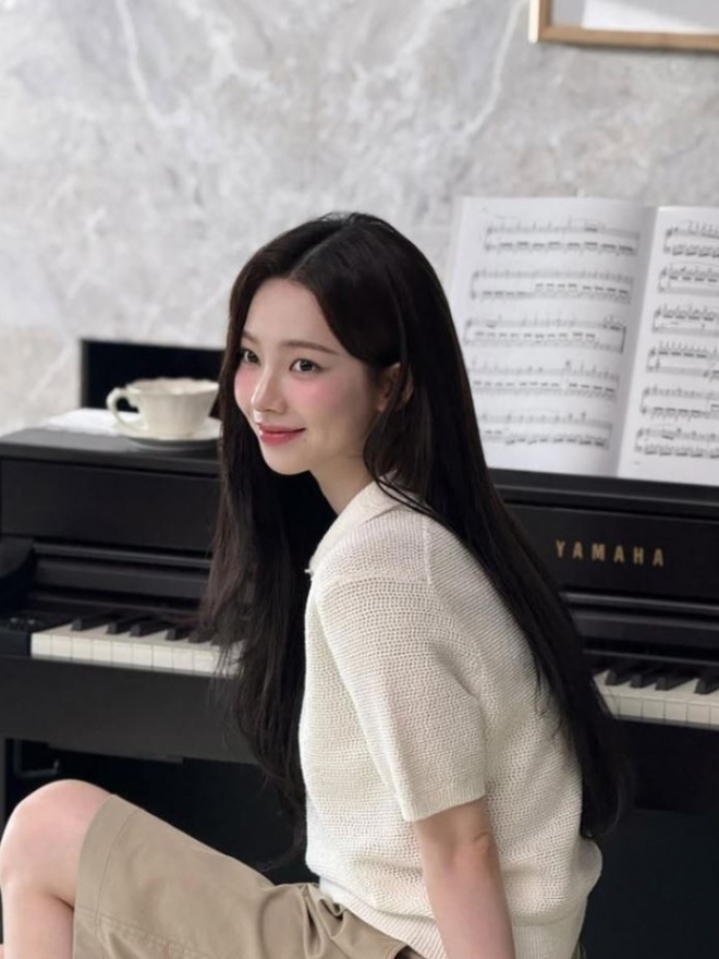 thumbnail - (화보)카리나, 광고 현장에서 청량미 발산…“자연스러움 속 빛나는 미모”