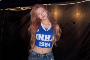기사로 이동 - 유나, 상큼한 크롭탑 치어리더 룩
