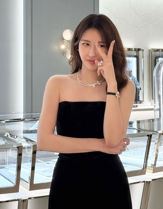 thumbnail - “40대 중반 맞아?” 이지아, ‘시선 강탈’ 블랙 튜브톱 드레스! 동안 비결 궁금증 증폭