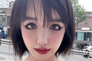 기사로 이동 - 박봄, 강렬한 메이크업 셀카 공개...“조커 같아 보여”