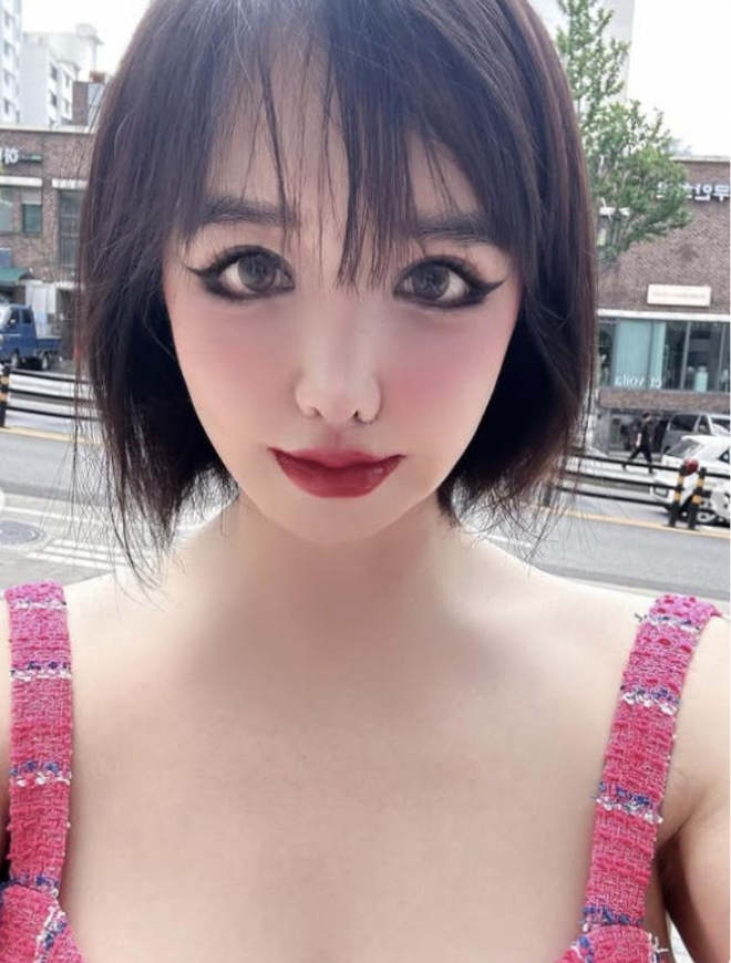 thumbnail - 박봄, 강렬한 메이크업 셀카 공개...“조커 같아 보여”