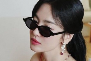 기사로 이동 - 송혜교, 긴머리에 선글라스 끼고 여신으로 귀환...핑크 드레스로 미모 발산