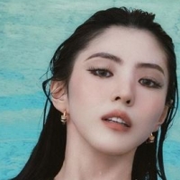 thumbnail - 한소희, 독보적인 섹시 퇴폐미로 흠뻑 젖은 여신...물속에서 치명적 매력 발산