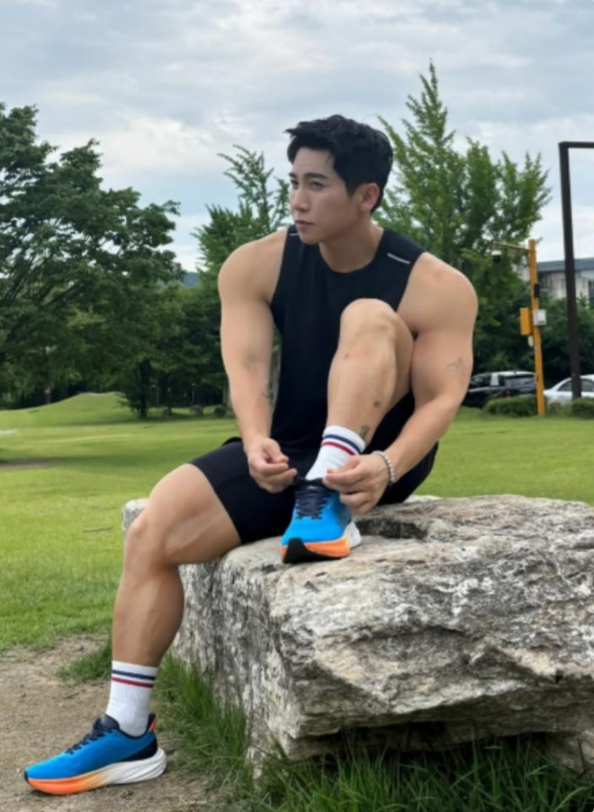 thumbnail - 유세윤, 마블 캐릭터급 어깨와 허벅지...“합성 아닌가”