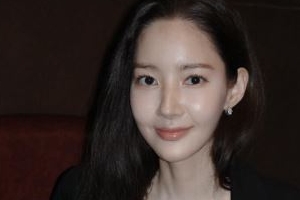 기사로 이동 - 박민영, 도자기처럼 매끈한 피부 자랑하며 우아한 자태로 여성미 발산...