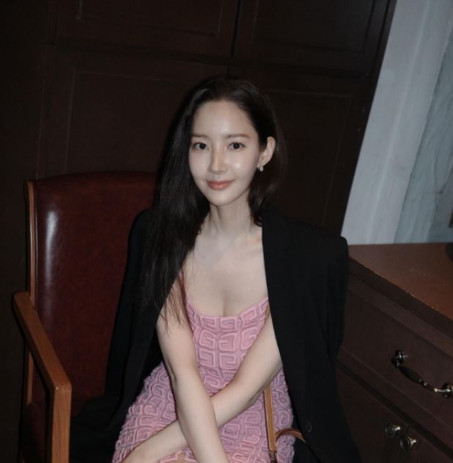 thumbnail - 박민영, 도자기처럼 매끈한 피부 자랑하며 우아한 자태로 여성미 발산...