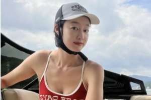 기사로 이동 - 최여진, 빨강 비키니 입고 서핑보드 타는 여름 만렙 여신 등장...건강미 돋보이는 바디라인 드러내