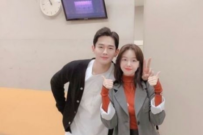 thumbnail - 걸스데이 민아♥온주완, 10살 나이차 극복하고 11월 결혼 발표 “부부로서 제2의 인생”