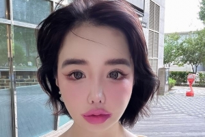 기사로 이동 - 박봄, 과도한 보정 논란에도 당당한 오버립 화장으로 시선 집중!