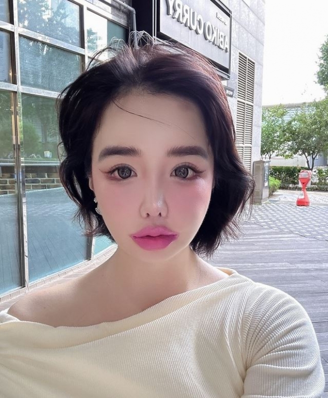 thumbnail - 박봄, 과도한 보정 논란에도 당당한 오버립 화장으로 시선 집중!