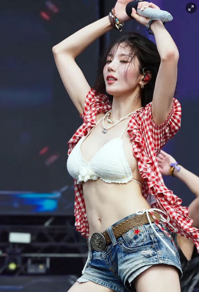 thumbnail - ‘워터밤 여신 권은비’ 볼륨감 드러내는 비키니 입고 화끈한 댄스로 무대 찢었다