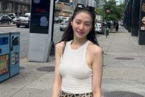 기사로 이동 - 박규영, 오징어게임 핑크가드의 변신...뉴욕에서 보여준 청순하고 싱그러운 일상