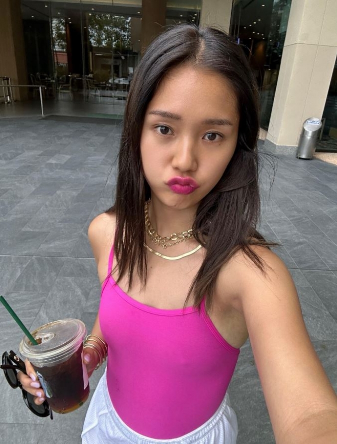 thumbnail - 오마이걸 미미, 노브라+숏팬츠로 과감한 여름 휴가룩...탄탄하고 건강미 돋보이는 수영복 패
