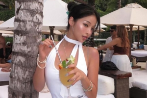 기사로 이동 - 강경민, 짧은 멘트만큼 강렬한 이국적 비주얼...“I love summer”