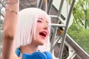 기사로 이동 - DJ 소다, 노랑 비키니에 백발 가발 쓰고 무대 복귀…탈색 사고 후 “처음 가발 공연 어때요?”