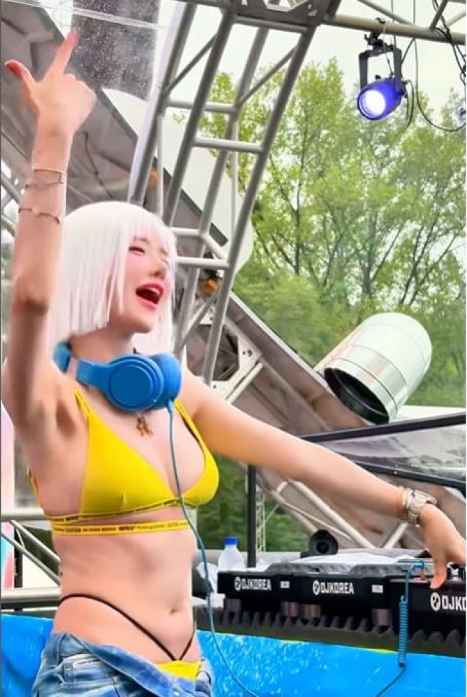 thumbnail - DJ 소다, 노랑 비키니에 백발 가발 쓰고 무대 복귀…탈색 사고 후 “처음 가발 공연 어때