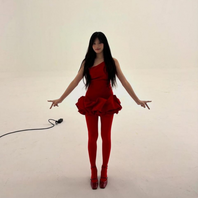 thumbnail - 이서, 붉은 드레스와 함께한 대담한 변신…한여름의 강렬한 시선