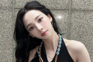 기사로 이동 - 카리나, 잘록한 허리와 어깨 라인을 과감히 드러낸 청량감 넘치는 여름 패션 공개