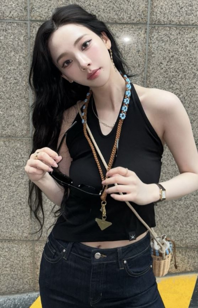 thumbnail - 카리나, 잘록한 허리와 어깨 라인을 과감히 드러낸 청량감 넘치는 여름 패션 공개
