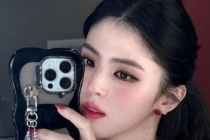 기사로 이동 - 한소희, 치골 타투 보이며 독보적인 퇴폐미...세련미와 우아함까지 갖춘 팔색조