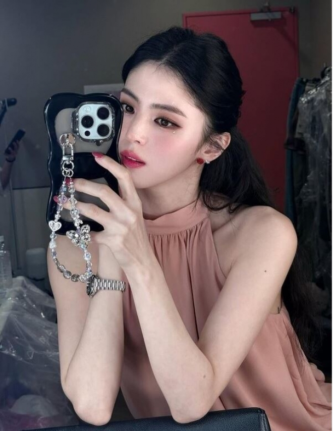 thumbnail - 한소희, 치골 타투 보이며 독보적인 퇴폐미...세련미와 우아함까지 갖춘 팔색조