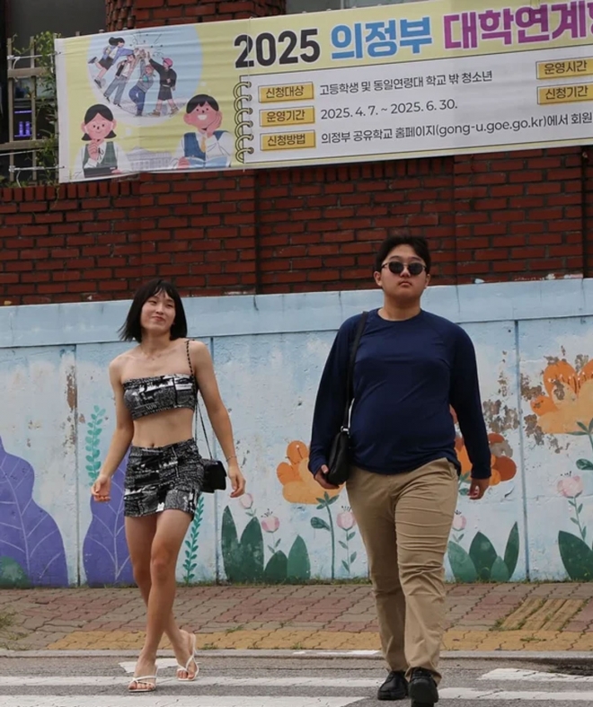 thumbnail - 방시혁도 웃었다! 의정부고 졸업사진, LA 화제의 투샷 100% 재현